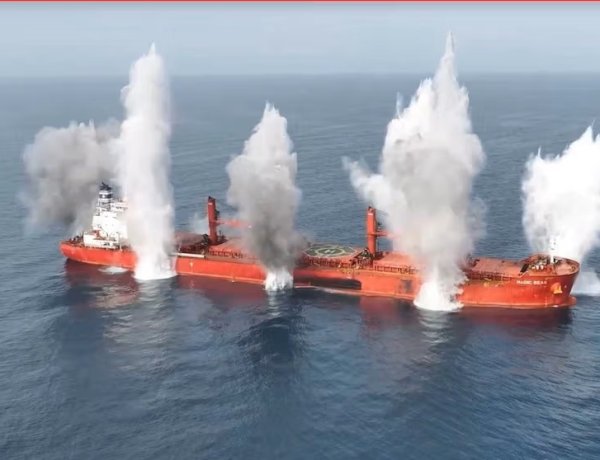 چهار خدمه در حمله به یک کشتی یونانی در دریای سرخ کشته شدند،